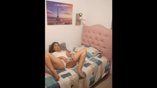 I discover my gf masturbating in our room