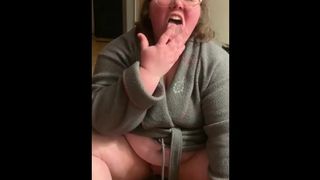 Chubby Wife tries to Lick Thick Cum off her Feet