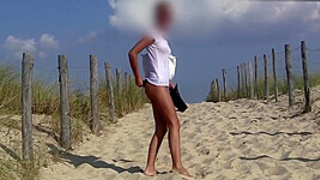 19 years cougar brunette teenie naked at beach