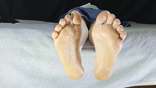 Foot massage, creamy feet, playful sexy tyny feet, toe bizarre, small feet, milf pawgtenshi
