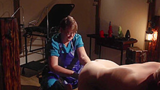 Femdom Fisting Mit Der Melkerschurze