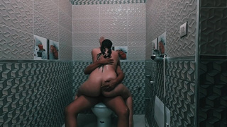 Moroccan housewife hammered in the bathroom - ميمة مغربية تخشيه كامل فالحمام