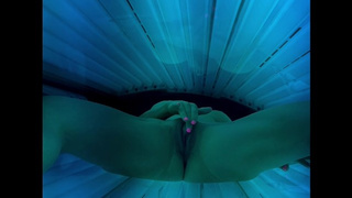 I almost got caught rubbing my twat in the tanning bed