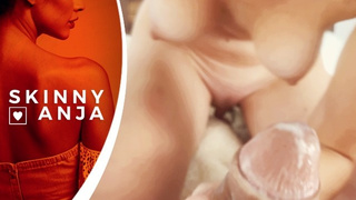 Ich liebe es, wie klein sich sein lächerlicher schlaffer Schwanz zwischen meinen Fingern anfühlt.