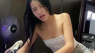 Activo Su Vibrador En Frente De Su Novio