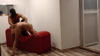 بعد يوم من العمل يأخذني مديري إلى الفندق ويمارس الجنس معي بشكل لا يصدق، كيف أحب أن أكون على أربع وأش