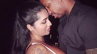 La novia de mi amigo se escapa para follarme en un hotel. Ella