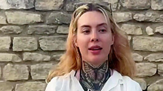 Emma, 21, is getting into pure exhibitionism! - Jacquie et Michel TV