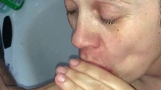 Ehefrau und Ehehure muss Schwanz blasen