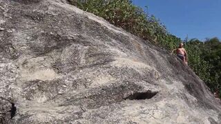 Angelica mostrando seu pacotao subindo nas pedras