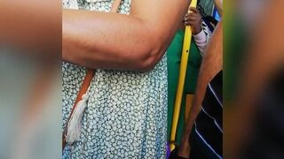 je caresse et frotte une milf dans le tram