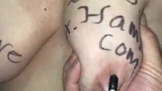 Ehehure outet sich mit Maske