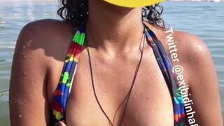 Esposa safada exibindo na praia