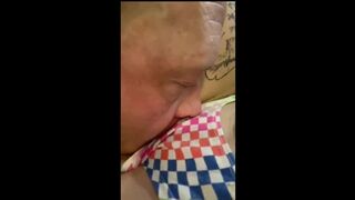 Michael canli yayinda karisinin amini somuruyor