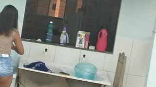 MINHA VIZINHA LAVANDO ROUPA