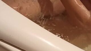 Vertipopka Vertip takes a bath