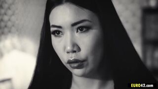 Alina Crystall pays with her snatch for the private detective